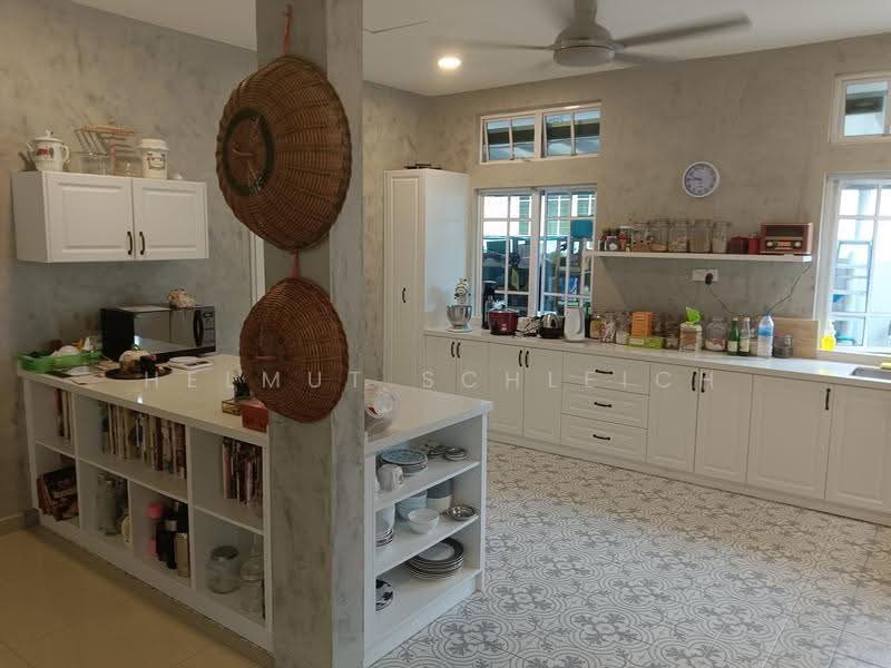 Rumah Berkembar untuk Dijual di Taman Equine (Seri Kembangan) - Helmut Schleich - Kitchen - PropertyGuru.com.my