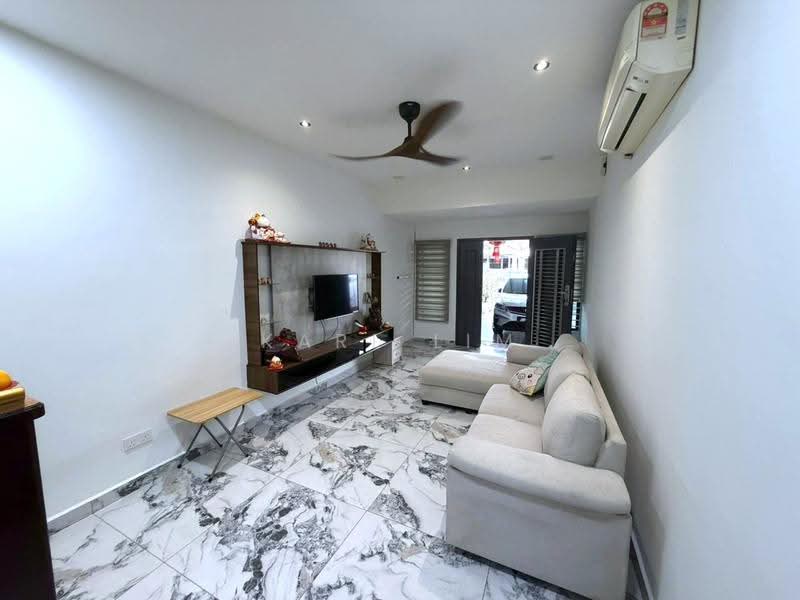 Rumah Teres 1.5-Tingkat untuk Dijual di Taman Perling (Perling) - Karl Lim - Living Room - PropertyGuru.com.my