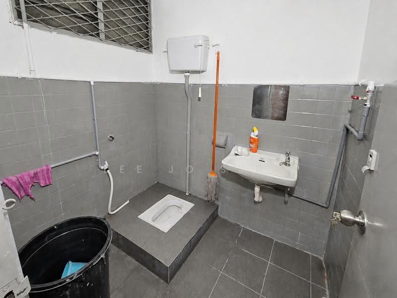 Shop for Rent in SS2 (Petaling Jaya) - Lee Jo Surf - Bathroom - PropertyGuru.com.my