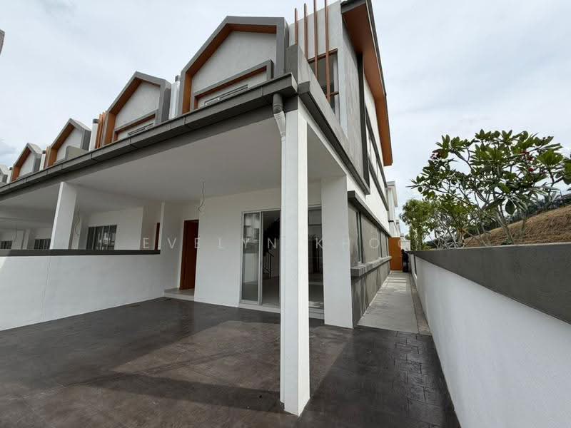 2-storey Terraced House for Sale in Bandar Baru Kundang (Rawang) - Evelyn Khoo - Car Porch - PropertyGuru.com.my