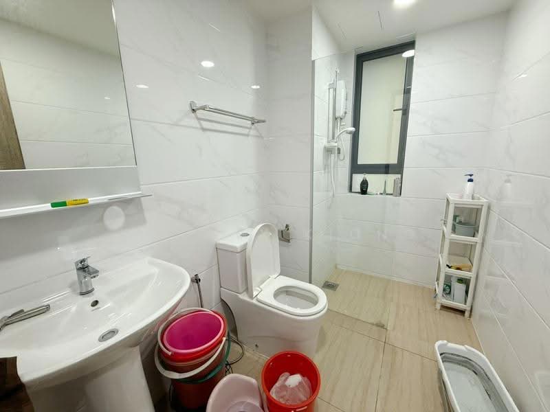 Kediaman Servis untuk Dijual di Country Garden Central Park - Jeffrey Kiong - Bathroom - PropertyGuru.com.my
