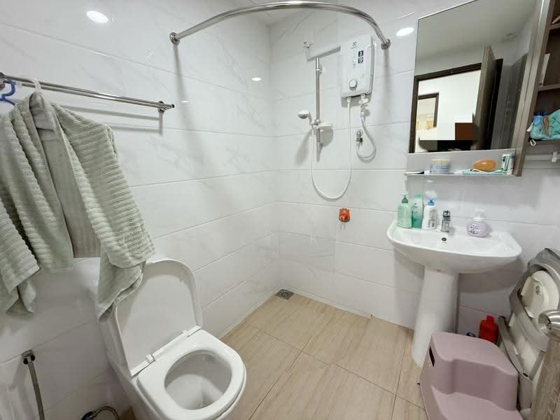 Kediaman Servis untuk Dijual di Country Garden Central Park - Jeffrey Kiong - Bathroom - PropertyGuru.com.my