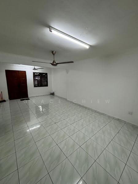 Rumah Teres 2-Tingkat untuk Disewa di Taman Johor Jaya (Johor Bahru) - Grace Chiew - Living Room - PropertyGuru.com.my