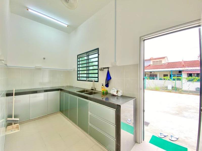 Terraced House for Rent in Klang (Selangor) - Amirun Kinanah - Kitchen - PropertyGuru.com.my
