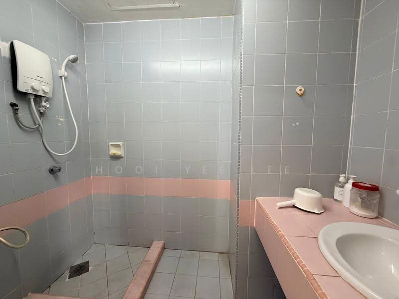 Kondominium untuk Dijual di Country Tower Condominium - Hooi Yee Lee - PropertyGuru.com.my