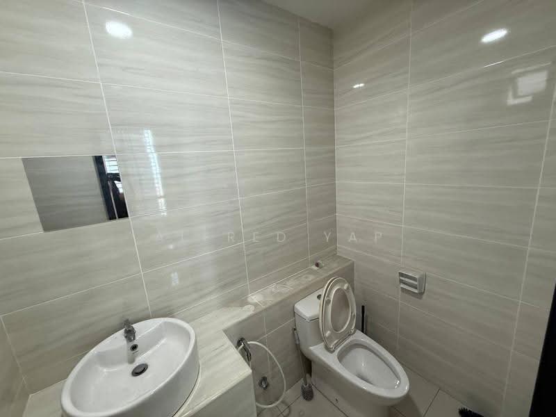 Kediaman Servis untuk Disewa di D'Summit Residences - Alfred Yap - Bathroom - PropertyGuru.com.my