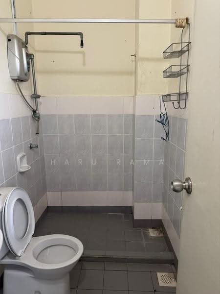 Rumah Teres untuk Dijual di Bandar Putra Permai (Seri Kembangan) - Haru Rama - Bathroom - PropertyGuru.com.my