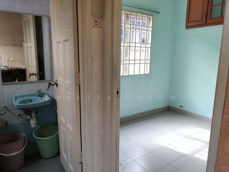Semi-Detached House for Sale in Usj 3a (Subang Jaya) - Loretta Cheow - Helper's Bedroom & Bathroom - PropertyGuru.com.my