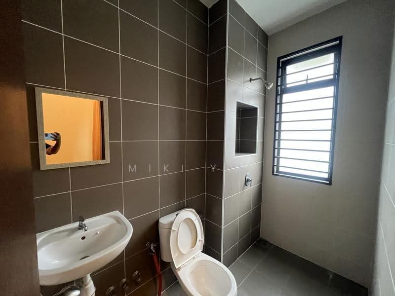 Rumah Teres 2-Tingkat untuk Disewa di Bandar Rimbayu (Telok Panglima Garang) - Miki You - Bathroom - PropertyGuru.com.my