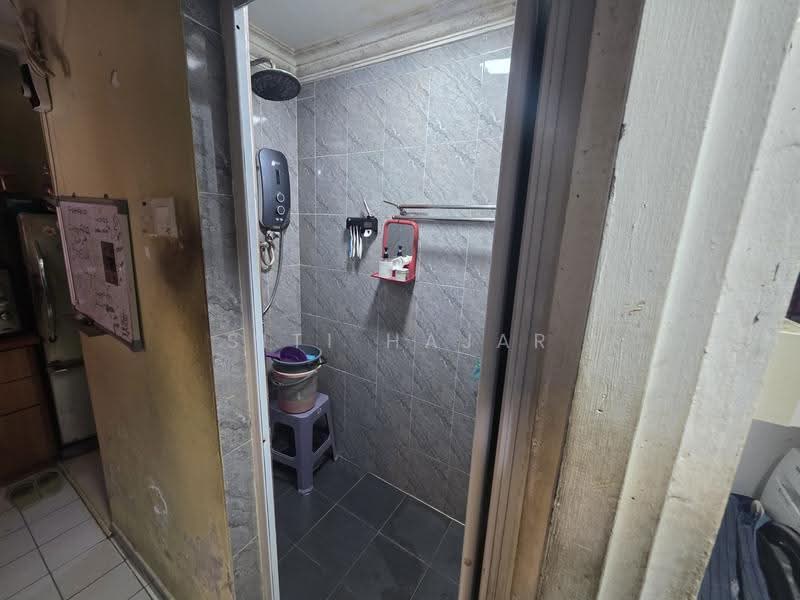 Rumah Flat untuk Dijual di Gugusan Seroja - Siti Hajar - Bathroom - PropertyGuru.com.my