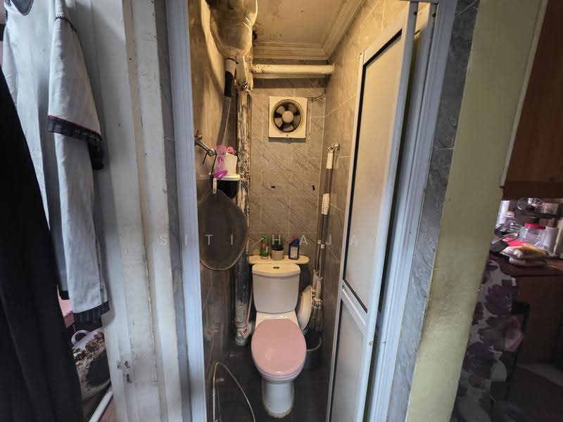 Rumah Flat untuk Dijual di Gugusan Seroja - Siti Hajar - Bathroom - PropertyGuru.com.my