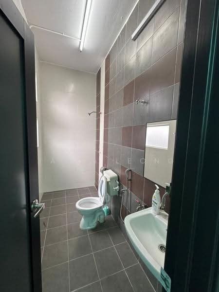Semi-D Factory for Sale in Chemor (Perak) - Jason Leong - Bathroom - PropertyGuru.com.my