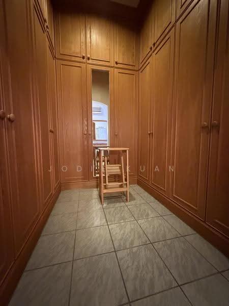 Bungalow House untuk Dijual di Taman Chateau (Ipoh) - Jodie Kuan - Master Bedroom Walk in Closet - PropertyGuru.com.my