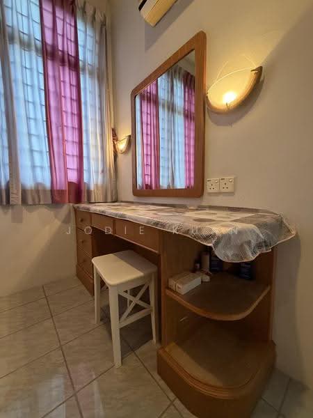 Bungalow House untuk Dijual di Taman Chateau (Ipoh) - Jodie Kuan - Master Bedroom Dressing Area - PropertyGuru.com.my