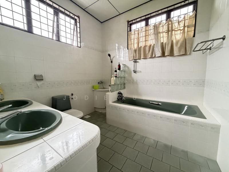 Bungalow House untuk Dijual di Taman Chateau (Ipoh) - Jodie Kuan - Master Bedroom Ensuite Bathroom - PropertyGuru.com.my