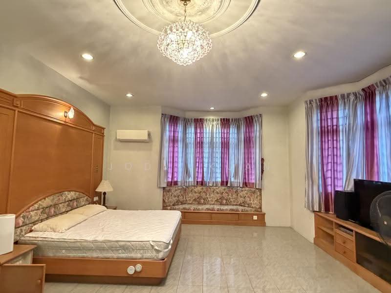 Bungalow House untuk Dijual di Taman Chateau (Ipoh) - Jodie Kuan - Master Bedroom - PropertyGuru.com.my
