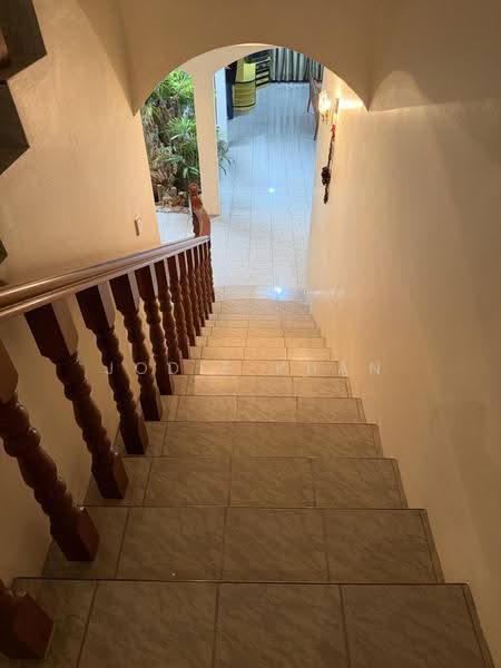 Bungalow House untuk Dijual di Taman Chateau (Ipoh) - Jodie Kuan - Wide Staircase - PropertyGuru.com.my