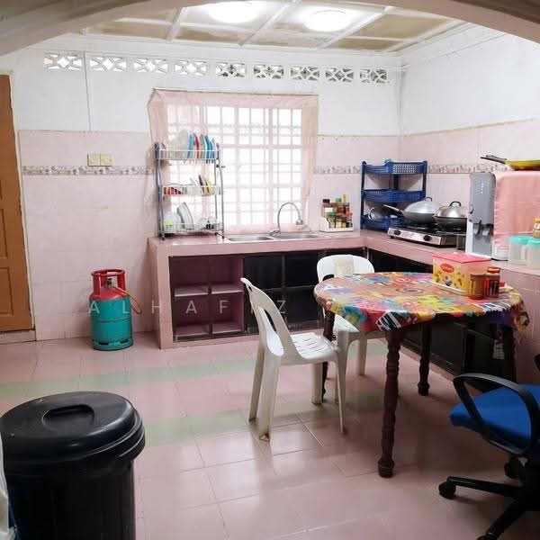 1-storey Terraced House for Sale in Taman Sri Damai (Rengit) - ALHAFIZ AZIS - Kitchen - PropertyGuru.com.my
