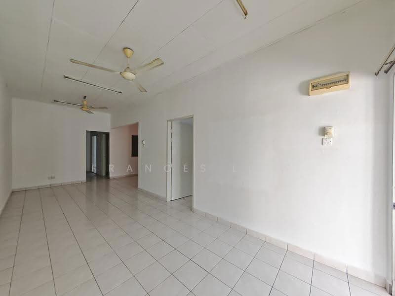 Rumah Teres 1-Tingkat untuk Dijual di Bandar Putra Permai (Seri Kembangan) - Frances Liew - Living Room - PropertyGuru.com.my