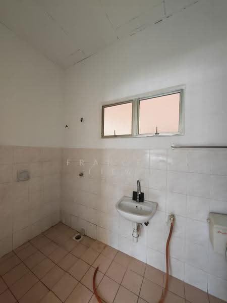 Rumah Teres 1-Tingkat untuk Dijual di Bandar Putra Permai (Seri Kembangan) - Frances Liew - Bathroom - PropertyGuru.com.my