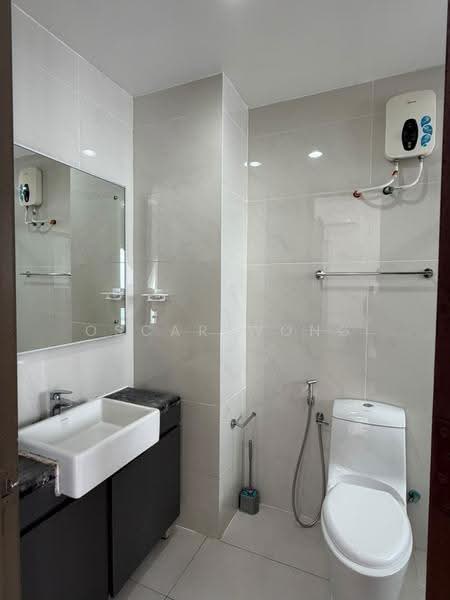 Condominium for Rent at Bay Laurel @ Country Garden Danga Bay - Oscar Wong - Bathroom - PropertyGuru.com.my