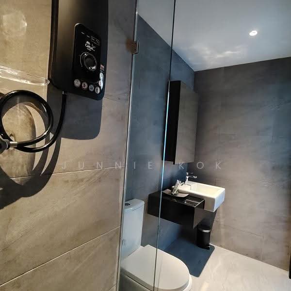 Kediaman Servis untuk Dijual di Q Suites @ Jesselton Quay - Junnie Kok - Bathroom - PropertyGuru.com.my