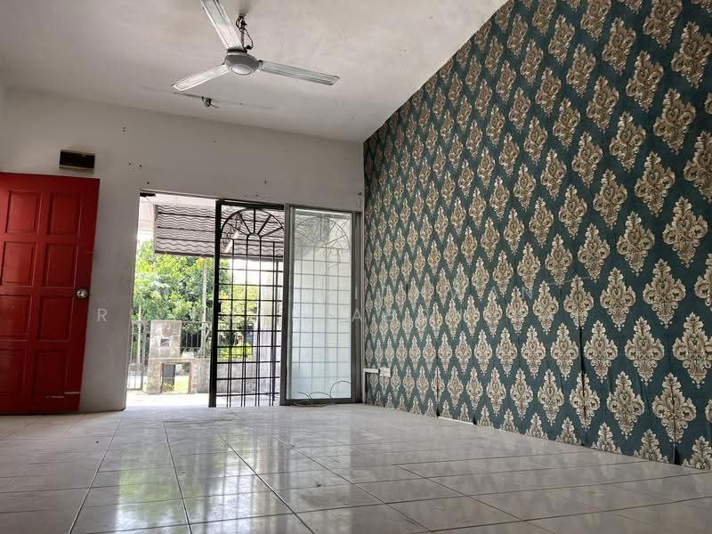 Rumah Teres 2-Tingkat untuk Dijual di Taman Dahlia (Sepang) - Mohd Ridhwan Richard Abdullah - Living Room - PropertyGuru.com.my