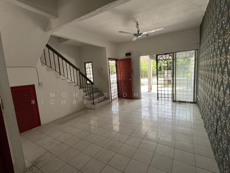 Rumah Teres 2-Tingkat untuk Dijual di Taman Dahlia (Sepang) - Mohd Ridhwan Richard Abdullah - Living Room - PropertyGuru.com.my