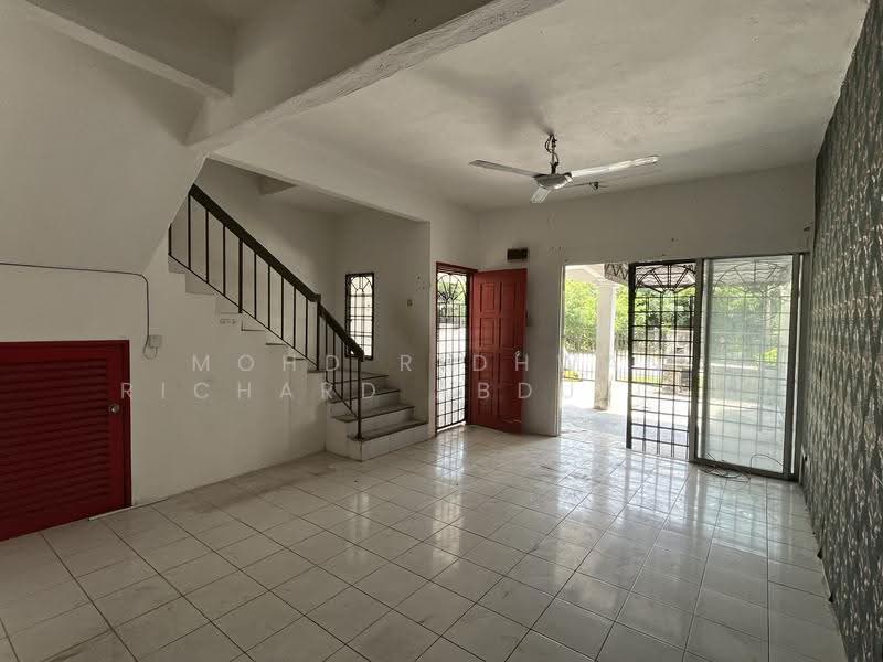 Rumah Teres 2-Tingkat untuk Dijual di Taman Dahlia (Sepang) - Mohd Ridhwan Richard Abdullah - Living Room - PropertyGuru.com.my