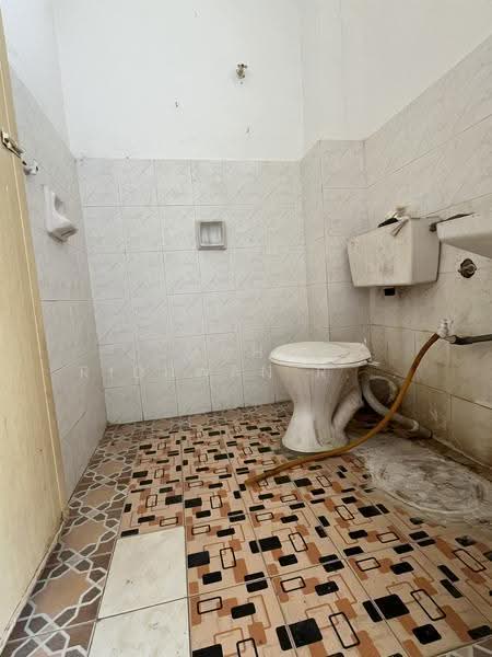 Rumah Teres 2-Tingkat untuk Dijual di Taman Dahlia (Sepang) - Mohd Ridhwan Richard Abdullah - Bathroom - PropertyGuru.com.my