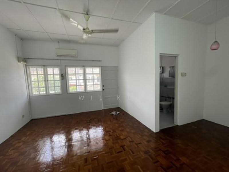Rumah Teres 2-Tingkat untuk Disewa di Serdang Raya (Seri Kembangan) - Wil Koh - Living Room - PropertyGuru.com.my