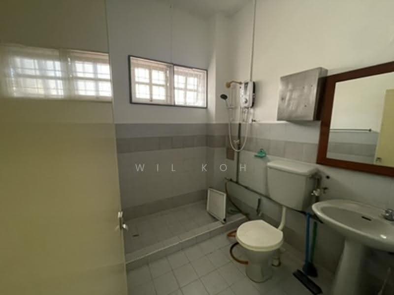Rumah Teres 2-Tingkat untuk Disewa di Serdang Raya (Seri Kembangan) - Wil Koh - Bathroom - PropertyGuru.com.my