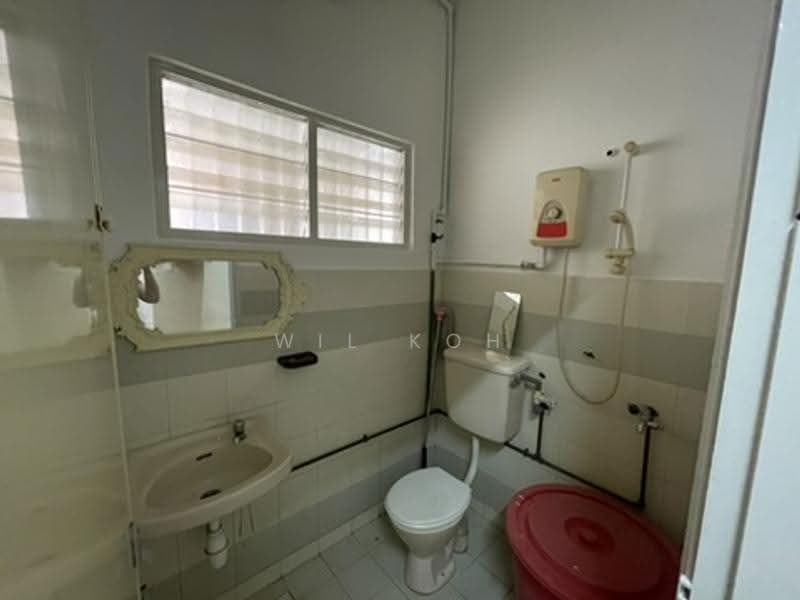 Rumah Teres 2-Tingkat untuk Disewa di Serdang Raya (Seri Kembangan) - Wil Koh - Bathroom - PropertyGuru.com.my
