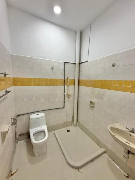 Rumah Teres 2-Tingkat untuk Dijual di Taman Desa Tebrau (Tebrau) - Daniel Yong - Bathroom - PropertyGuru.com.my