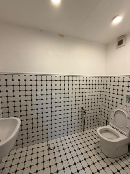 Kedai untuk Disewa di George Town (Penang) - Desmond Chuah - Bathroom - PropertyGuru.com.my
