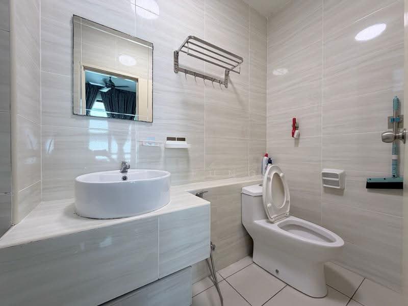 Kediaman Servis untuk Dijual di D'Summit Residences - YC Fung - Bathroom - PropertyGuru.com.my
