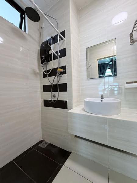 Kediaman Servis untuk Dijual di D'Summit Residences - YC Fung - Bathroom - PropertyGuru.com.my