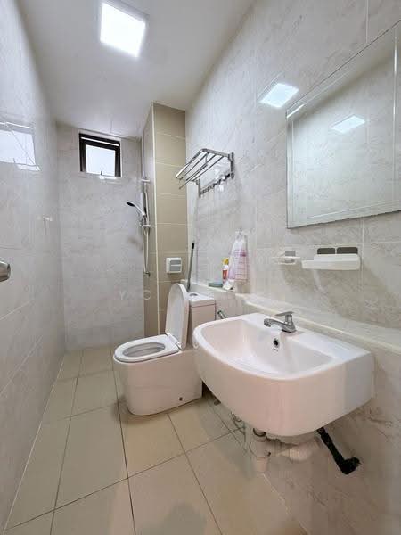 Kediaman Servis untuk Dijual di D'Summit Residences - YC Fung - Bathroom - PropertyGuru.com.my