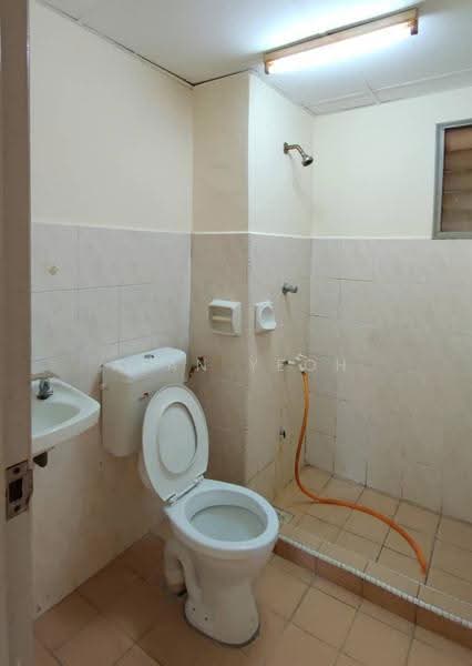 Pangsapuri untuk Dijual di Desa Dua Aman Puri - Alan Yeoh - Bathroom - PropertyGuru.com.my