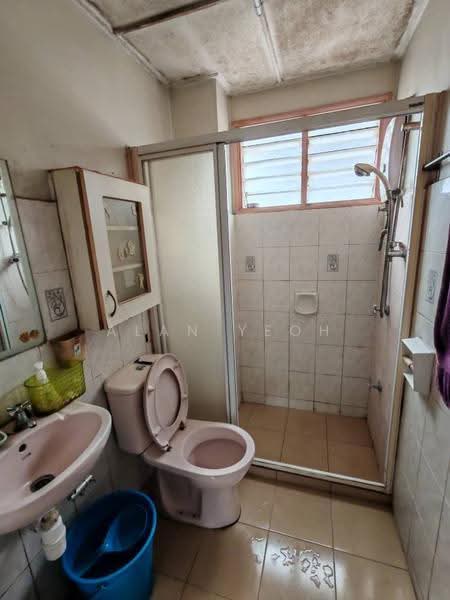 Pangsapuri untuk Dijual di Desa Dua Aman Puri - Alan Yeoh - Bathroom - PropertyGuru.com.my