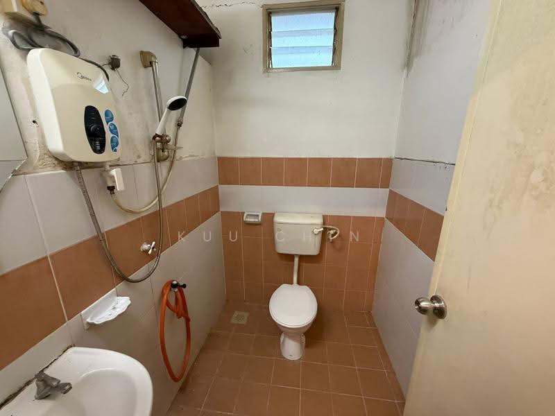 Flat for Sale at Flat Bukit Indah - Kuu Chin - Bathroom - PropertyGuru.com.my
