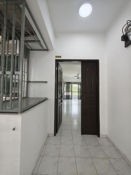 Pangsapuri untuk Dijual di Greenlane Heights Block B - Lilly . - Entrance - PropertyGuru.com.my