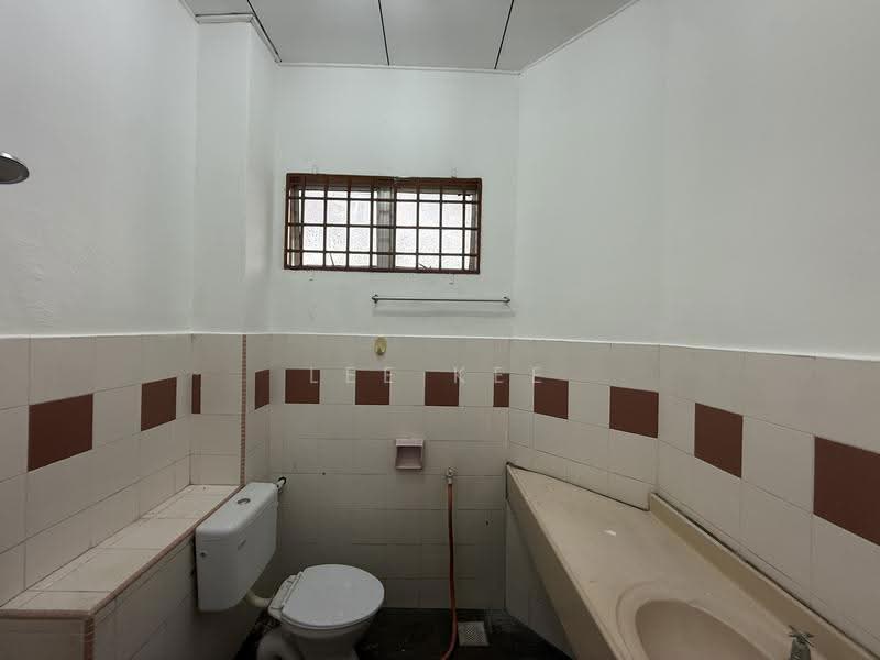 2-storey Terraced House for Sale in Taman Pantai Baru (Batu Pahat) - Lee Kee - Bathroom - PropertyGuru.com.my
