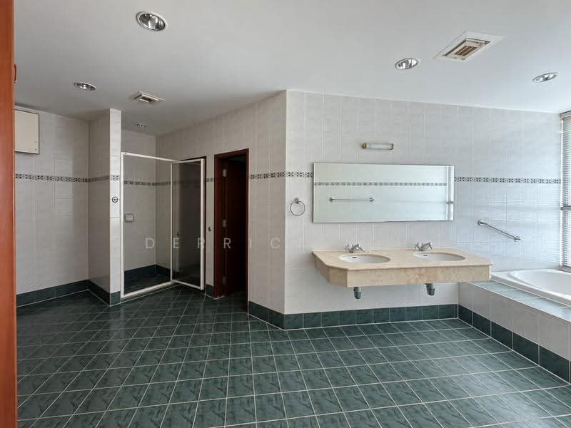 Kondominium untuk Dijual di Gurney Beach Resort - Derrick Loh - Bathroom - PropertyGuru.com.my