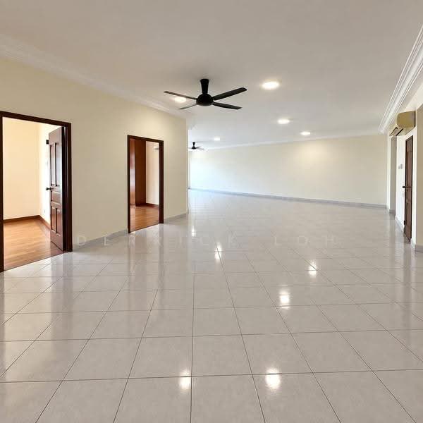 Kondominium untuk Dijual di Gurney Beach Resort - Derrick Loh - Living Room - PropertyGuru.com.my