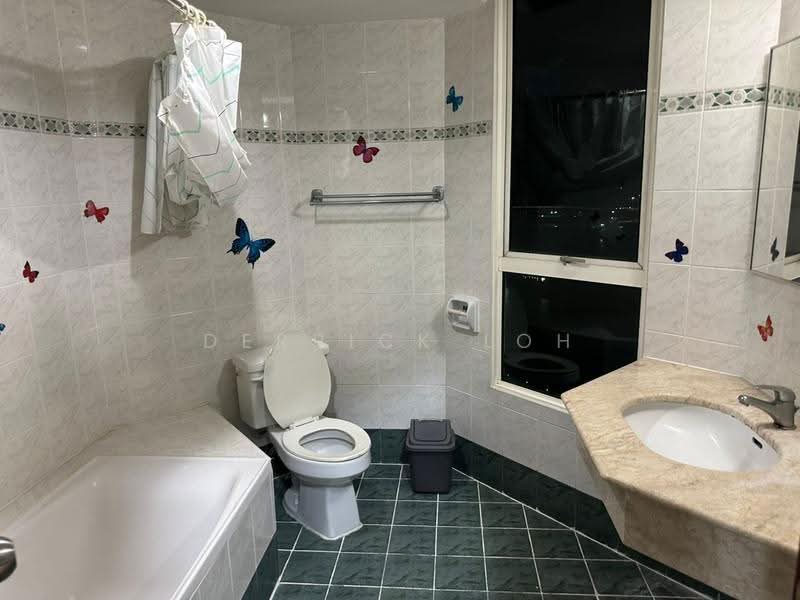 Kondominium untuk Dijual di Gurney Beach Resort - Derrick Loh - Bathroom - PropertyGuru.com.my