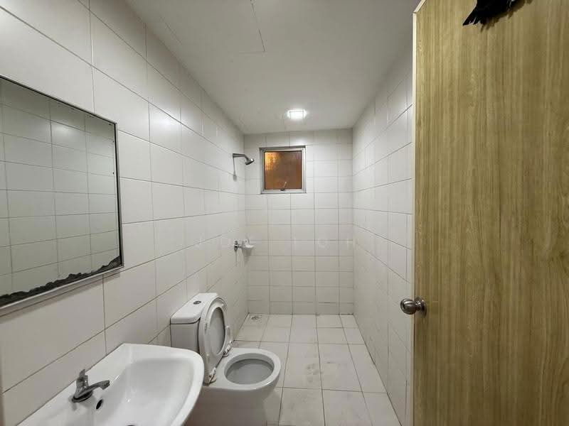 Kediaman Servis untuk Dijual di Greenfield Regency - Joe Loh - Bathroom - PropertyGuru.com.my