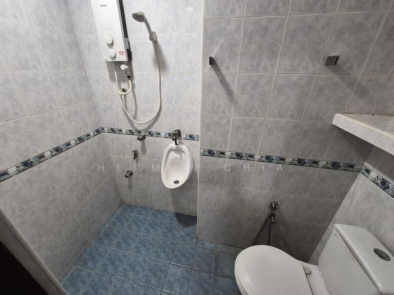 Pangsapuri untuk Disewa di Merdeka View Apartment - Herman Chia - Bathroom - PropertyGuru.com.my