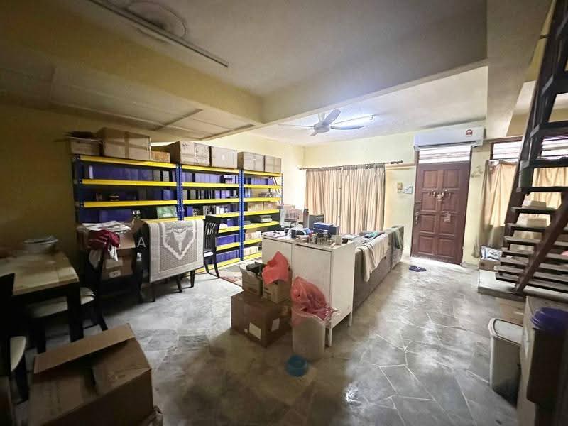 Rumah Teres untuk Dijual di Taman TTDI Jaya (Shah Alam) - Azri Zabidin - Living Room - PropertyGuru.com.my