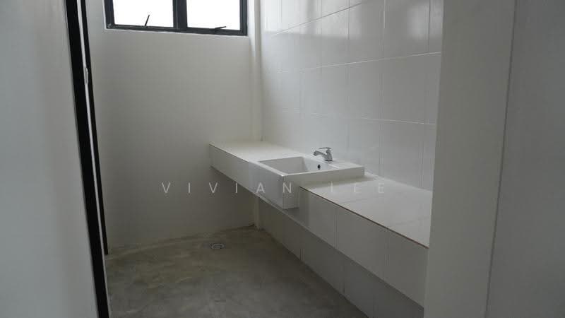 Semi-D Factory for Sale in Puncak Alam (Selangor) - Vivian Lee - Bathroom - PropertyGuru.com.my